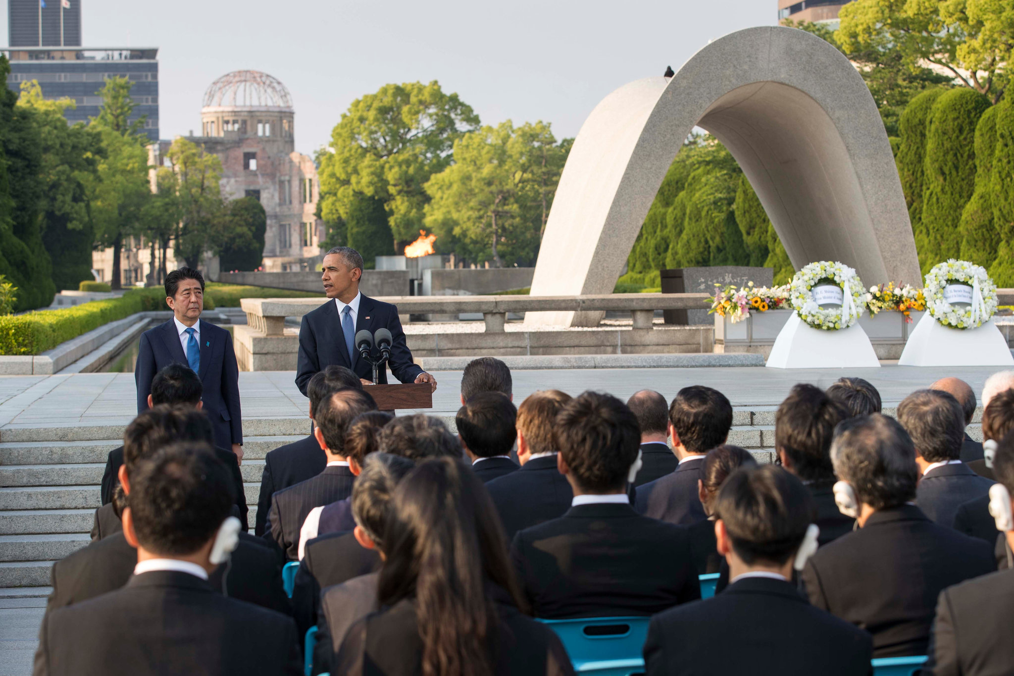 Japanese Prime Minister Shinzo Abe and President Barack Obama at the Hiroshima Peace Memorial Park. Photo by Doug Mills/The New York Times