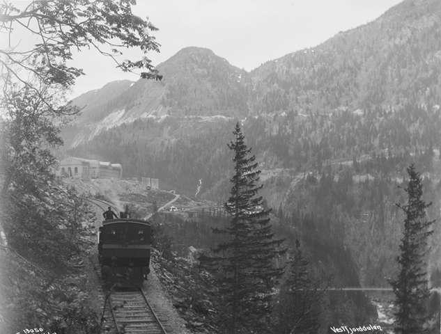 Rjukanbanen (Rjukan Train Line) from Rjukan towards the power plant at Vemork, Norway. Photo Credit: Anders Beer Wilse [Public domain], via Wikimedia Commons.