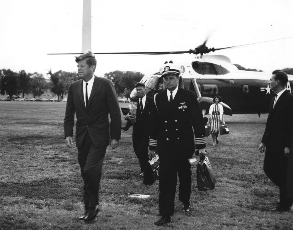 President John F. Kennedy returns to the White House in 1962. Courtesy of Abbie Rowe, John F. Kennedy Presidential Library and Museum